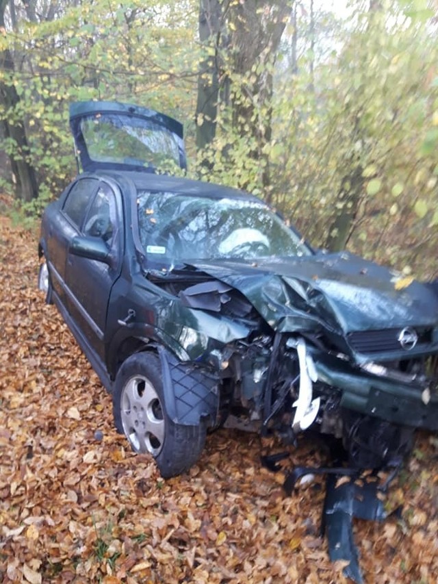 Do zdarzenia doszło w środę przed godz. 8 w miejscowości Zwiernik koło Pilzna w powiecie Dębickim. Opel wypadł z drogi i uderzył w drzewo. Pogotowie ratunkowe zabrało do szpitala jedną osobę. Na miejscu pracowali strażacy OSP Pilzno i PSP Dębica.