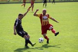 Żółto-czerwone derby w Bytowie! Ostry mecz i jeden gol w starciu Bytovii z grającą w ósemkę Chojniczanką