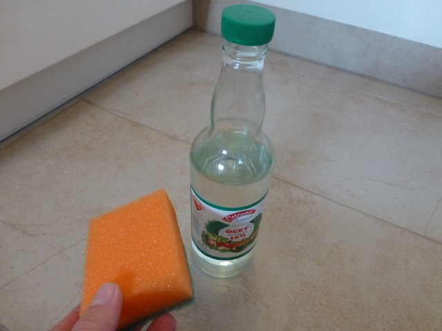 By przygotować preparat do czyszczenia fug, trzeba wymieszać sodę oczyszczoną z octem i wodą (100 ml wody, 100 ml octu i opakowanie sody oczyszczonej).