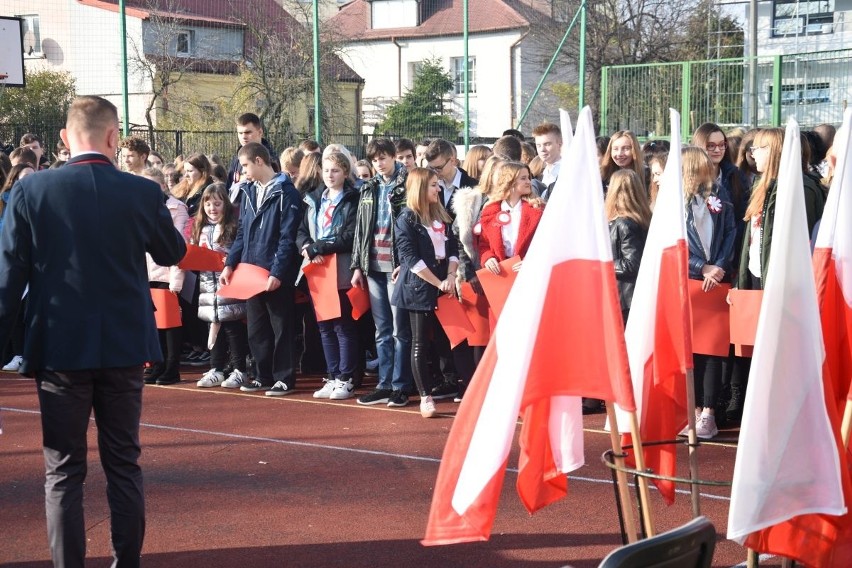 "Rekord dla Niepodległej" w Kielcach. Uczniowie śpiewali hymn w piątek o 11.11 - zobaczcie wideo i zdjęcia