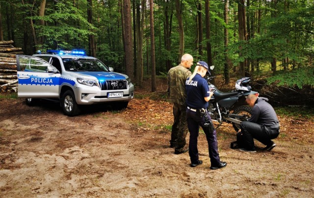 Policjanci z Komendy Powiatowej Policji w Bytowie wspólnie ze Strażą Leśną z Nadleśnictwa Bytów, Dretyń i Osusznica prowadzą wspólne działania przeciwko kierującym quadami i motocyklami w lasach.