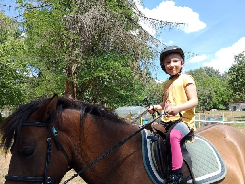 Zuzanna Piłat to fanka koni. Najpiękniejszy uśmiech dziecka w powiecie kazimierskim. Zobacz zdjęcia