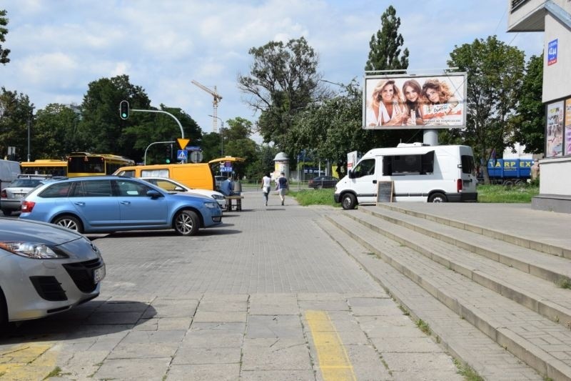 Złodziej uciekał z łupami, policjanci... przyglądali się i nic nie zrobili!