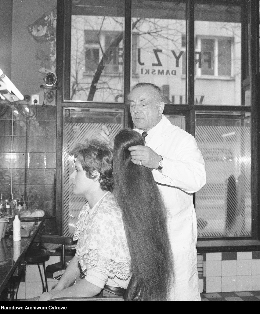 Salony fryzjerskie i kosmetyczne w PRL-u były skromne, ale praktyczne. Zobacz, jak wyglądały kilkadziesiąt lat temu! Tak dbano o urodę
