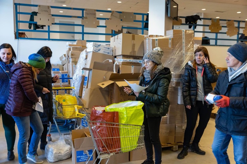 Kraków. Gdzie zawozić dary dla uchodźców? Aktualna lista miejsc koordynowanych przez miasto oraz potrzebnych rzeczy