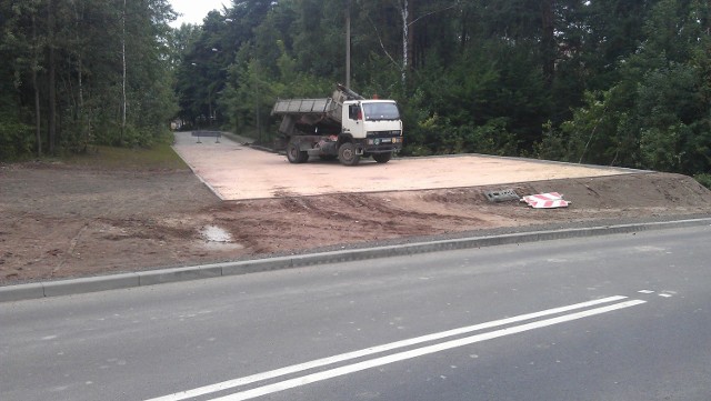 Teraz z ulicy Armii Krajowej nie da się wjechać w ulicę Osiecką w Olkuszu. Jest tam parking bez połączenia z główną trasą