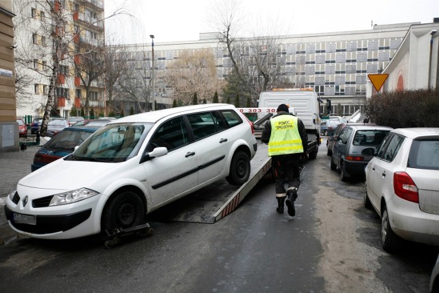 Źle zaparkowane auta blokujące ruch i łamiące przepisy mają być odholowane w ciągu godziny. Miasto właśnie rozstrzygnęło przetarg