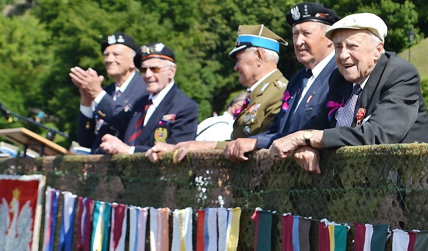 Oficerowie kawalerii bili brawa defilującym przed nimi...