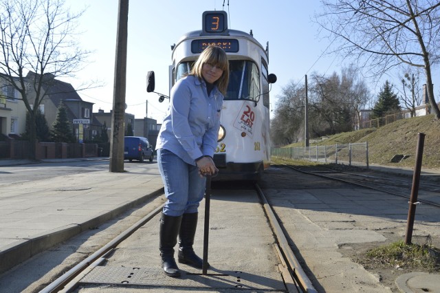 Alicja Kamińska jest jedną z sześciu motorniczych. W MZK jest też siedem pań, które prowadzą autobusy. Feminizują się też inne zawody.