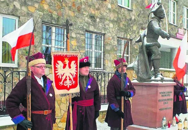 Sylwester Kiełek (pierwszy z lewej) jako kosynier przed pomnikiem Mariana Langiewicza w Wąchocku.