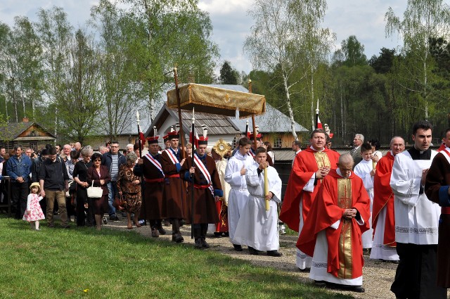 Św. Marek patronuje dziewiętnastowiecznej świątyni przeniesionej z Rzochowa do skansenu w Kolbuszowej.