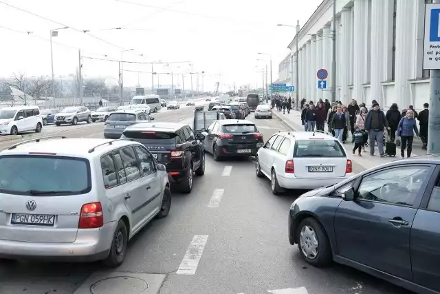 Mieszkańcy Łazarza narzekają na to, że ludzie odwiedzający MTP znacznie chętniej korzystają z darmowego miejsca na osiedlach niż z płatnego parkingu targów.