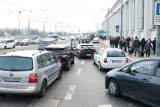 Tłumy tłumami, ale tu nie ma gdzie parkować! Mieszkańcy Łazarza narzekają na weekendowe tłumy na MTP. Będą darmowe bilety na transport?