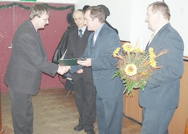 Prezes Prh Wieszczyce odbiera gratulacje od  przewodniczącego Rady Gminy Witolda Otta. Na  zdjęciu też wójt Stanisław Pawlak i  przewodniczący komisji rolnictwa Marian Olejnik.