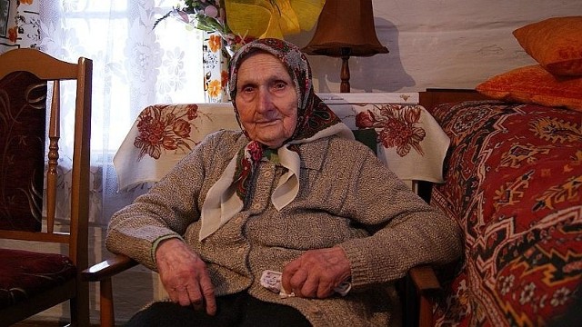 Karolina Taper z Kurzyny Małej w marcu skończyła 101 lat. Wciąż cieszy się dobrym zdrowiem. Jak mówi, zawdzięcza je pracy w gospodarstwie.