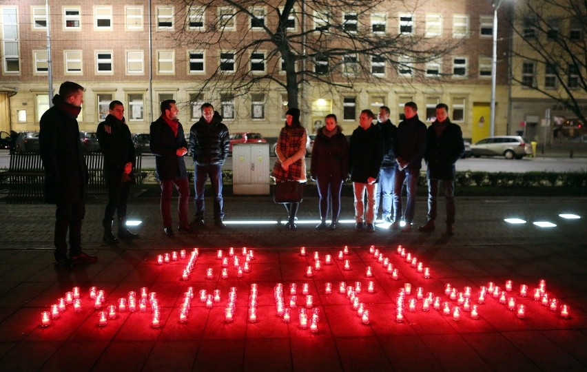 Znicze w Alei Kwiatowej. Młodzi pamiętają o 13 grudnia