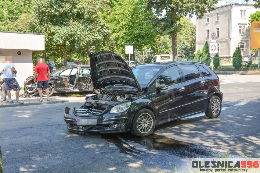 Groźny wypadek pod szkołą. Audi zderzyło się z mercedesem