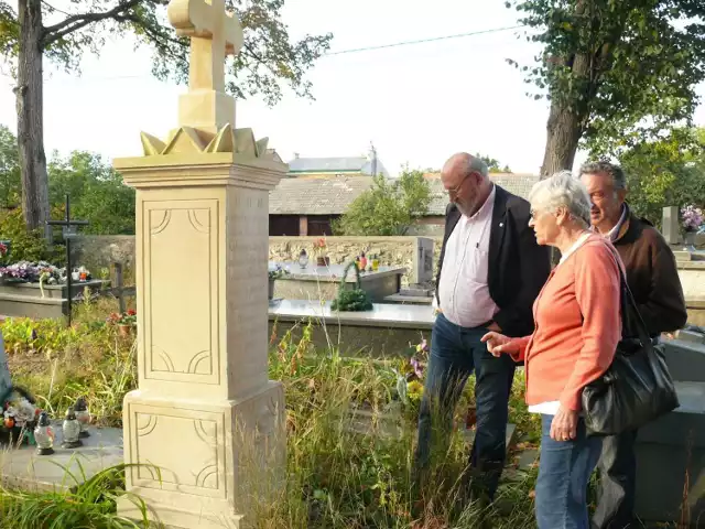 Przy nagrobku Stefana Moreaux &#8211; Edith Kalist, Didier Herondelle i Henri Boisard.