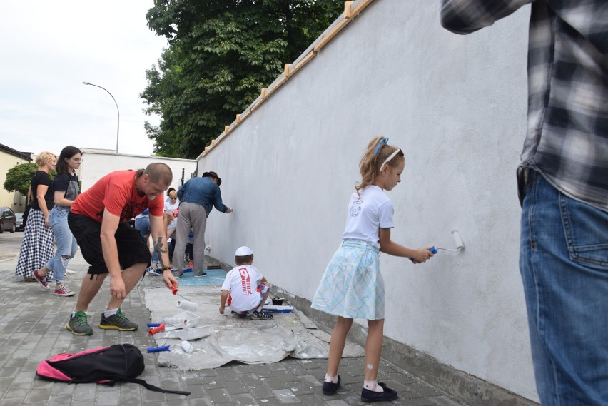 Tarnów. Zamalują szpecące bazgroły na murze Starego Cmentarza