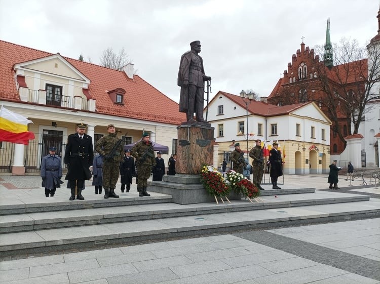 Białystok. Przed pomnikiem Marszałka świętowaliśmy 103...