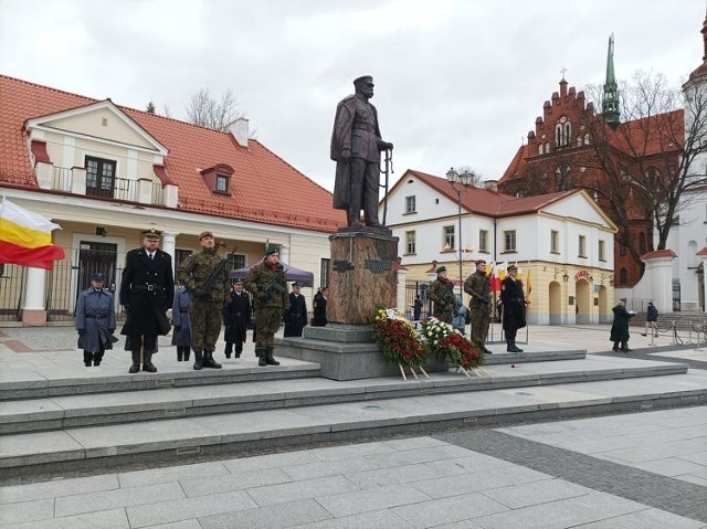 Białystok. Przed pomnikiem Marszałka świętowaliśmy 103 rocznicę odzyskania przez nasze miasto niepodległość