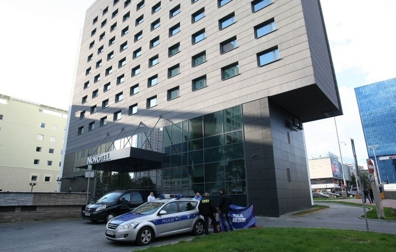 Wyskoczył przez okno w hotelu Novotel przy Piłsudskiego! Samobójstwo w centrum Łodzi [zdjęcia]