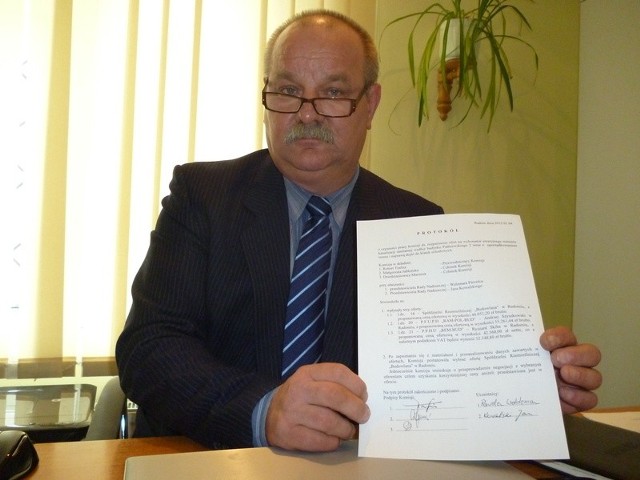 Prezes spółdzielni Jan Wolak prezentuje protokół spornego przetargu, pod którym podpisali się również członkowie Rady Nadzorczej.