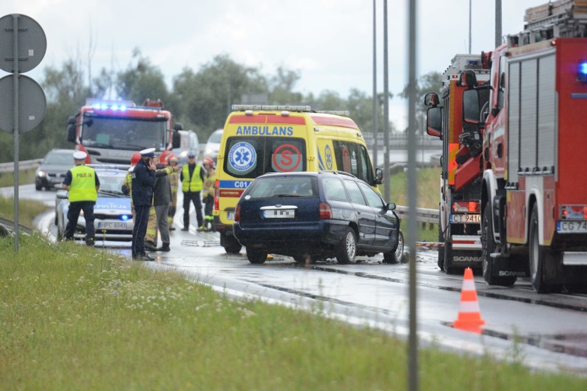 Poważny wypadek na "średnicówce" w Grudziądzu. Zderzyły się dwa samochody. Dwie osoby zostały ranne[zdjęcia]