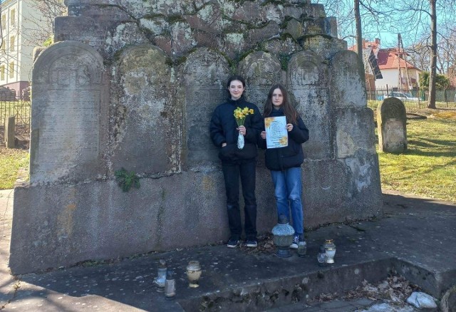 W ramach działań konkursowych Milena i Anna wykonały film pt. “Żywe pomniki historii”, opracowały broszurę o getcie sandomierskim