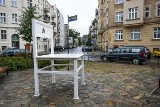 Poznań: Gigantyczne krzesło na ul. Małeckiego - kto na nim usiądzie? [ZDJĘCIA]