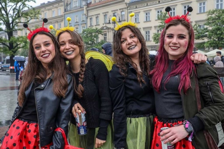 Przez Kraków przeszedł juwenaliowy korowód. Studenci w kolorowych przebraniach opanowali miasto [ZDJĘCIA]