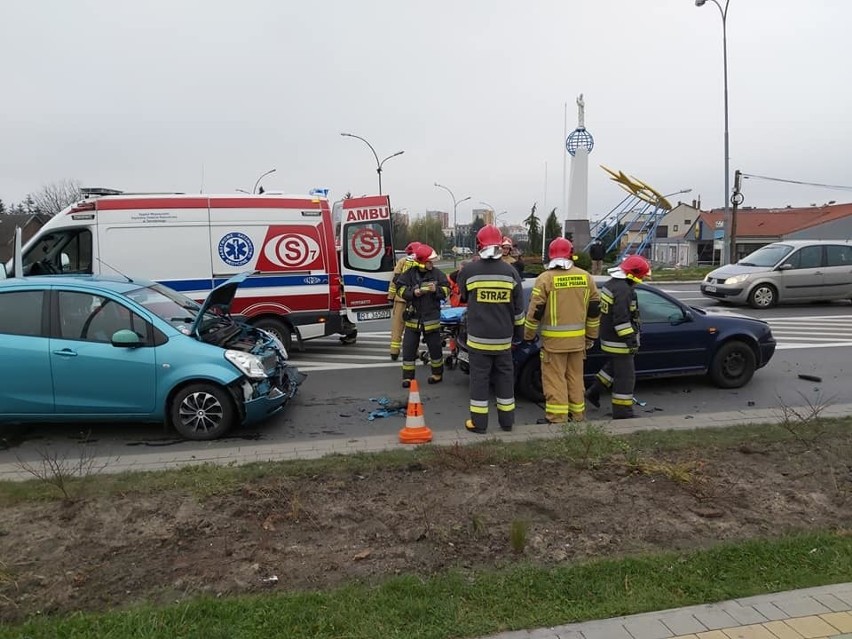 Tarnobrzeg. Dwie osoby w szpitalu po zderzeniu trzech samochodów na ulicy Sikorskiego