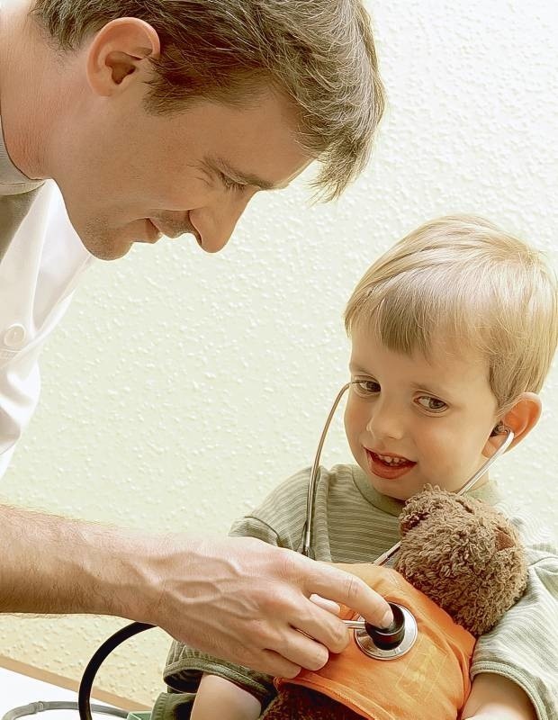 Gdy wybierasz lekarza rodzinnego dla dziecka, zwróć uwagę nie tylko na jego kompetencje, ale również podejście do małego pacjenta