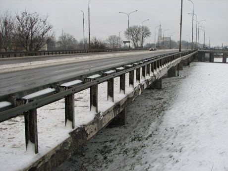 Remont wiaduktu Dąbrowskiego od strony al. Solidarności ruszy najprawdopodobniej na wiosnę 2007 roku.