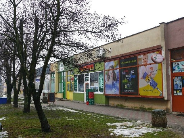 Na sklep monopolowy przy ulicy Jana Pawła II w Staszowie napadnięto w początkach lutego. Zamaskowany napastnik pojawił się tu również w ostatni weekend. Między jednym a drugim zajściem, okradziona została ekspedientka punktu.