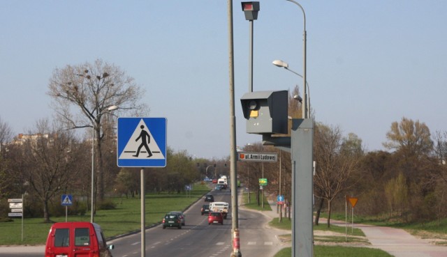 Od pewnego czasu na obudowie skrzynki dla fotoradaru ustawionej przy ulicy Tarnowskiej w Kielcach widoczna jest jasna część. Kierowcy zastanawiają się co to. Przez CB radio spekulują, że urządzenie prawdopodobniej jest zepsute. Policjanci nie radzą się tak łudzić. Mówią, że sprzęt jest jak najbardziej sprawny. Podczas ostatniego przeglądu stara część obudowy została wymieniona na nową, a ta ma po prostu inny kolor.