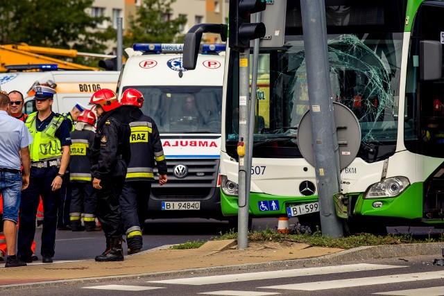 Wypadek autobusu w Białymstoku. Na skrzyżowaniu ulic Wyszyńskiego z Sosnowskiego autobus BKM uderzył w słup. Policja szuka pasażerów