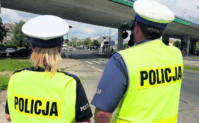 Policja potwierdza, że kierowcy łamią przepis mówiący, że należy jechać pojazdem możliwie blisko prawej krawędzi jezdni. Nie dotyczy to oczywiście sytuacji, gdy skręcają w lewo czy zawracają