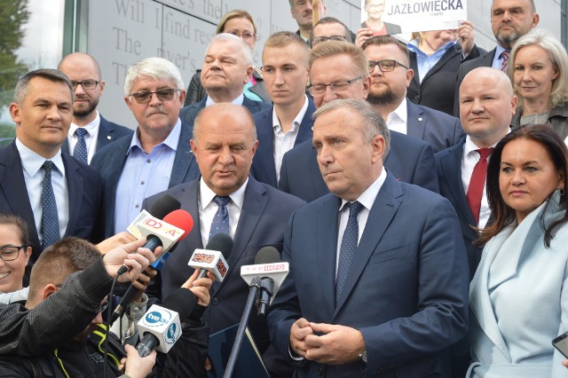 Grzegorz Schetyna spotkał się z dziennikarzami na schodach Miejskiej Biblioteki Publicznej.