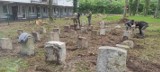 Uratowali od zapomnienia stary cmentarz w Poddąbiu. Tablice z nagrobków znajdowali przy rozbiórkach [zdjęcia]