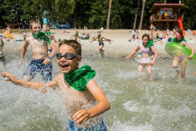 Na plaży w Borównie plażowiczów coraz więcej. Wielu szuka ochłody w wodzie. Dla dzieci, które rozpoczęły wakacje, oraz urlopowiczów to prawdziwy czas relaksu.