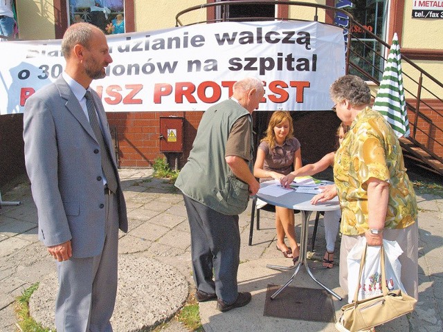 Zbieranie podpisów pod protestem przeciw zabraniu pieniędzy na szpital. Z lewej starosta Krzysztof Bagiński. Akcja trwała przez cały weekend.