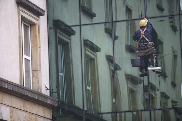 Jedna z firm dokładnie umyła okna w Urzędzie Miejskim w Radomiu.