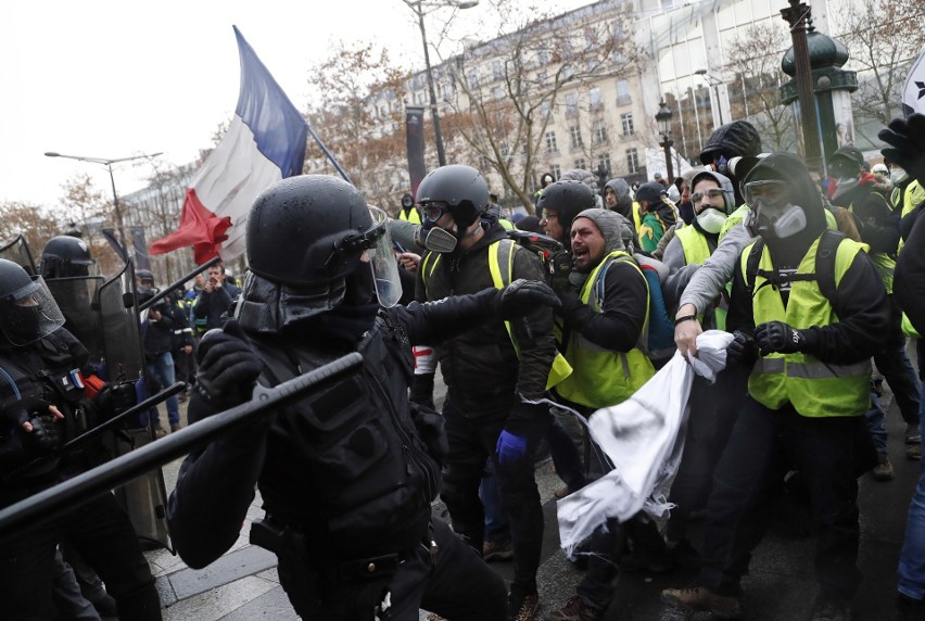 Francja: Zamieszki w Paryżu 8.12 ZDJĘCIA Protesty "żółtych kamizelek". Bilans: 260 rannych, 1700 zatrzymanych. Ile osób protestowało?