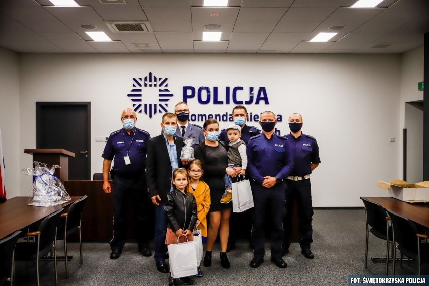 3-letni Maciuś z gminy Oksa w komendzie policji w Kielcach. Z rodzicami dziękował za uratowanie życia [ZDJĘCIA, WIDEO]