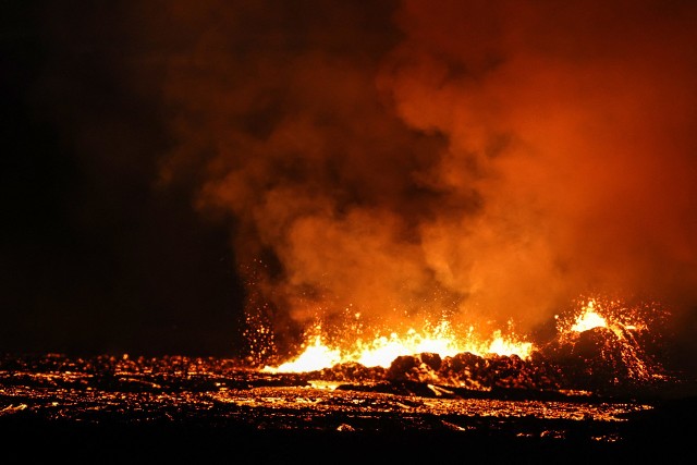 Jak na razie erupcja wulkanu Fagradalsfjall nie zakłóciła pracy międzynarodowego lotniska na Islandii.