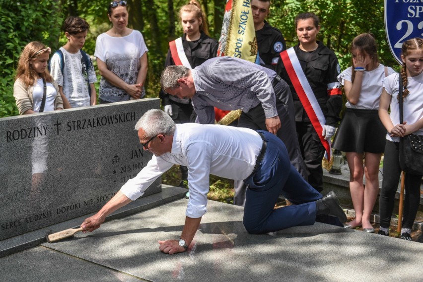 Światełko dla Czerwca’56: Prezydent i uczniowie sprzątali...