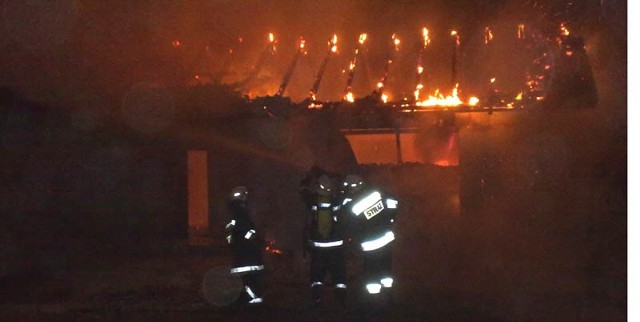 Ogień błyskawicznie opanował dom. Strażacy robili co mogli, a mimo to budynek niemal doszczętnie spłonął