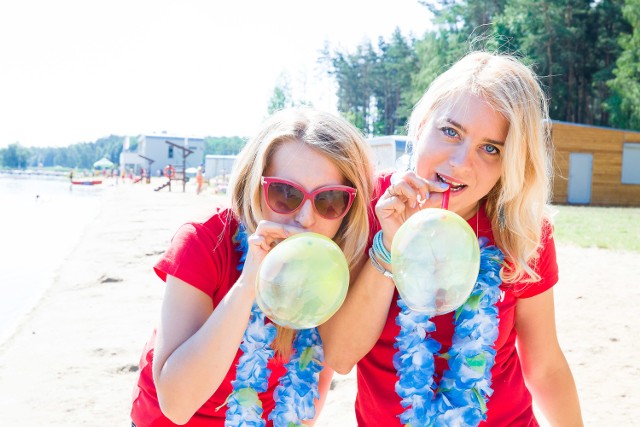 Dziewczyny w czerwonych koszulkach z naszym logo będą chodzić po plaży i zachęcać do wspólnej zabawy, a także do udziału w konkursie na Miss Lata. Spotkacie je w każdą pogodną sobotę i niedzielę, w godzinach 11-15. Aż do końca wakacji!