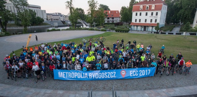 Bydgoszcz kończy na znakomitym 3. miejscu rywalizację w European Cycling Challenge, czyli konkursie europejskich miast na najwięcej kilometrów przejechanych rowerami po mieście w jednym miesiącu (maju). Od 1 do 31.05 nasi kolarze, mieszkańcy Bydgoszczy, a zarejestrowanych było ich 1921 (i w tej kategorii mamy 5. miejsce), przejechali oficjalnie (zostało to obliczone za pomocą specjalnej aplikacji) 332,7 tys. km. Lepsze były tylko turecki Izmir i Gdańsk. Gratulujemy!Więcej informacji, zdjęcia i wideo: Wielki sukces Metropolii Bydgoskiej! Rowerzyści walczyli do ostatnich godzin! [zdjęcia, wideo](MY)